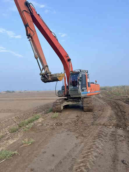 السلام عليكم حفاره زت  2005 200عادي  وياهه ذراع 12 حداديه جديده  زناجيل كله جديد الف ماتصرف عليه رقم قادسيه 
***********
