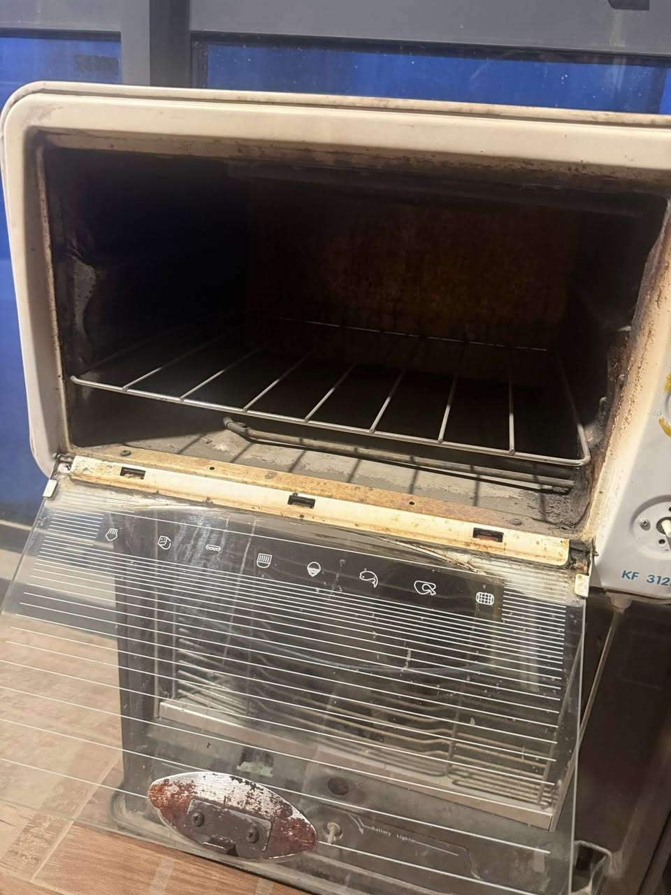 سلام علسكم فرن او اوفن للبيع شغال و ما بي ايشي اي عطل ولا تصليح ولا شي سعره 30 و بي مجال بسيط  مكاني بغداد للتواصل ***********
