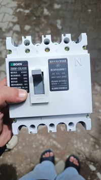 قاطع • رباعي ١٠٠ أمبير • كمية قليلة