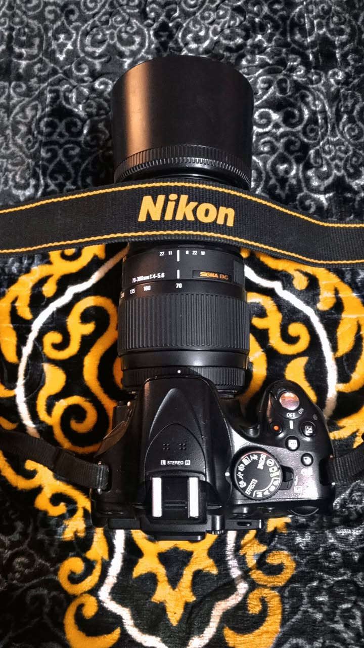 السلام عليكم 
نيكون D5200
كأمره نضيفة او صورتها حلوه 
الملحقات 
1 بدي 
2 حزام
3 بطاريه
4 شاحنه
6 زوم رياضي 300/70 سكما 
7 كارتون الكأمره 
نضافة الكأمره ٪ 100 
الكامره تخدم بتصوير المواكب_الحسيني_والعزاء
او نفس الوقت تخدم التصوير الرياضي 
التواصل اتصال على رقم ***********
مستعجل ع بيعتها 
الي مو شراي لا يتعبنه رحمه الله ولديكم
