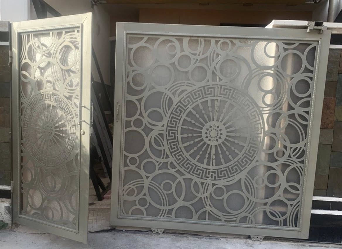 باب حديد نظيفة  حديد ثخين السعر  200وبي مجال
للاستفسار ***********
