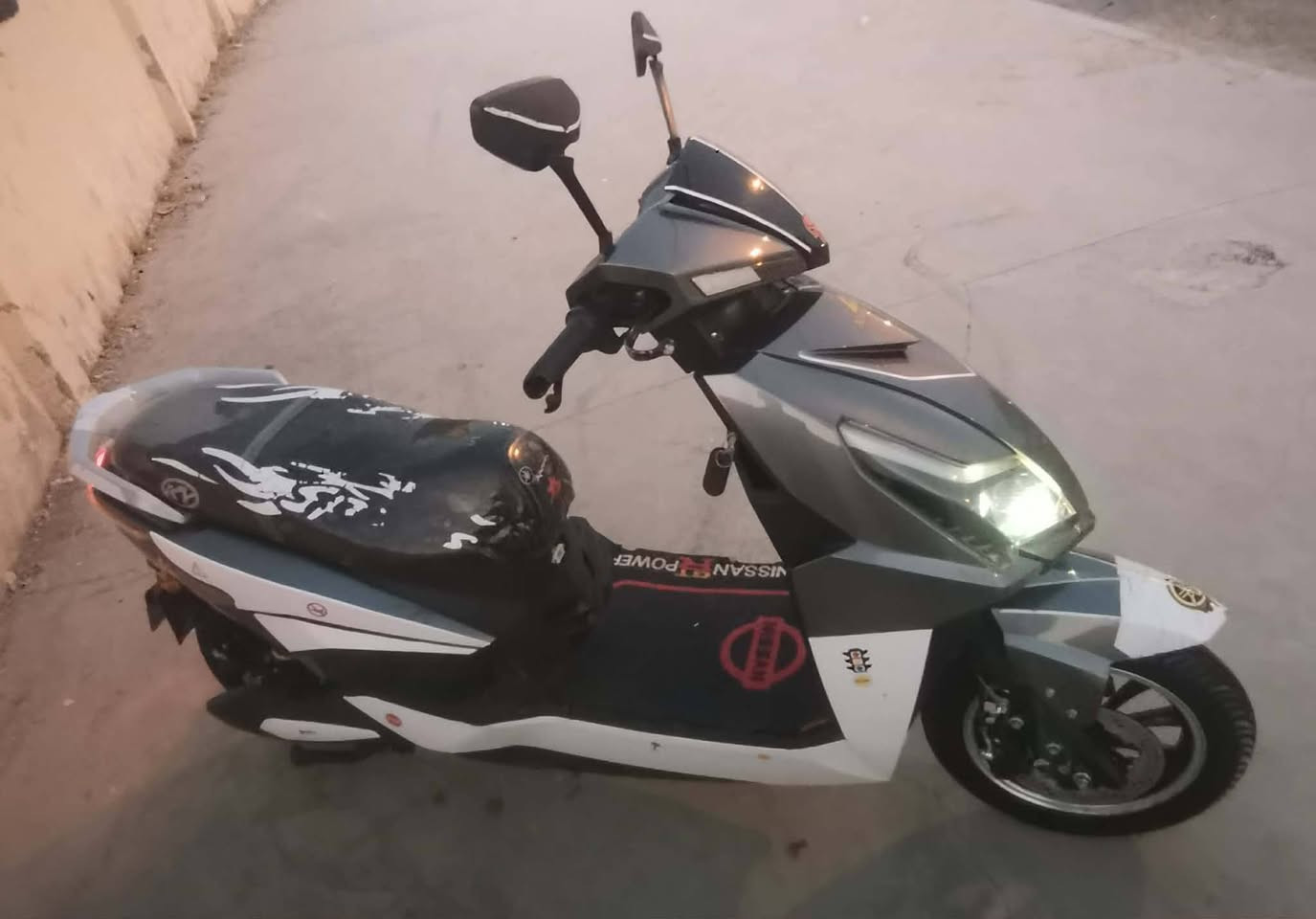 سلام عليكم
ماطور شحن للبيع سكنس 
كلشي شغال مابي اي نقص 
بطاريات كلهم جدد وبيهم وصل 
بي R لايت عالي ناصي + مثبت سرعه 
3 سرعات يقرة 60 حقيقي 
السعر 500 وبي مجال بسيط 
للاستفسار خاص او 
*********** بي واتساب
