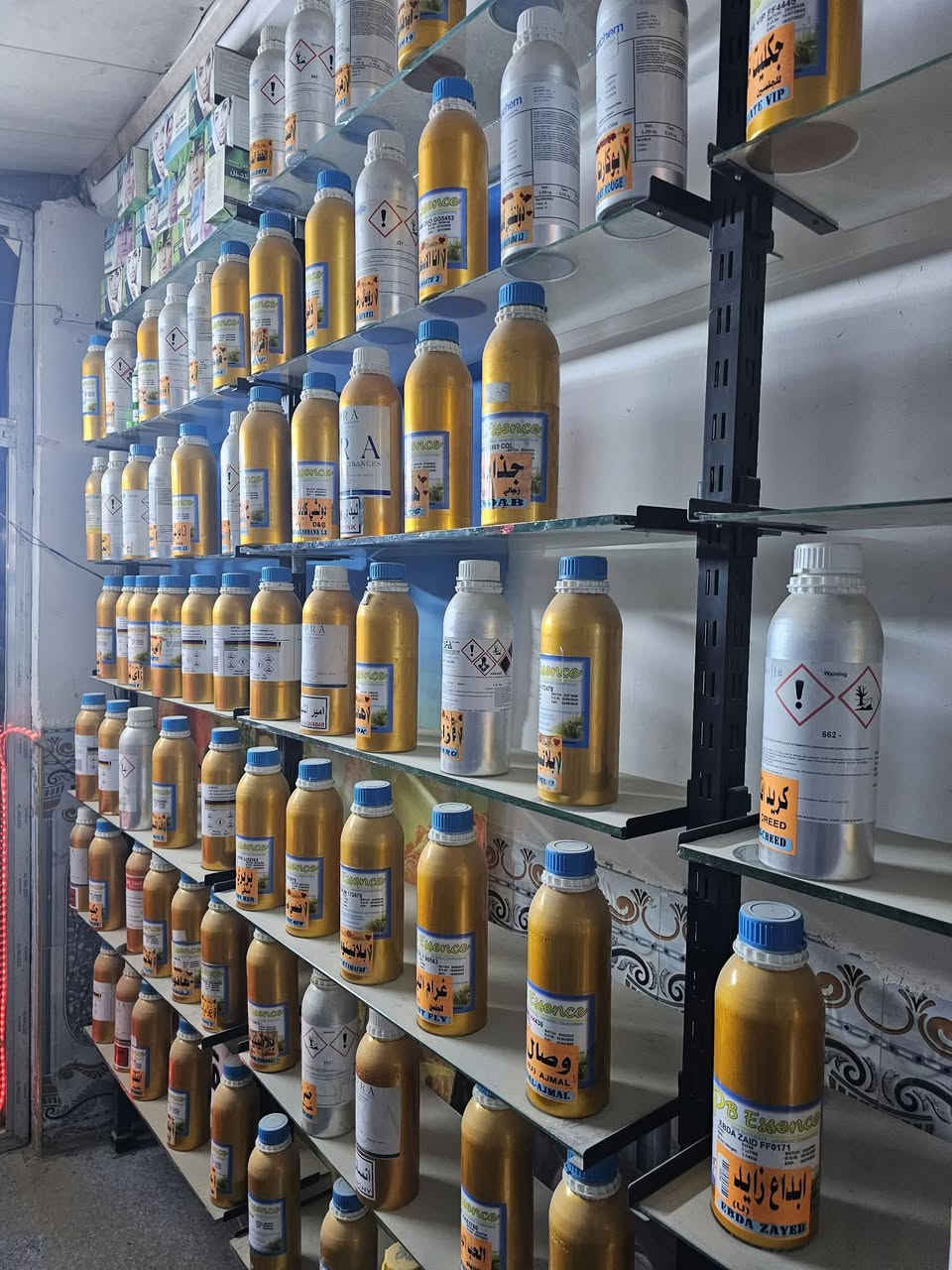 سلام عليكم خوان مكلف بل نشر
قراض عطور البيع الموجودات 
 بل نهروان شارع شمري 
صور موجوده
الاتصال ***********
