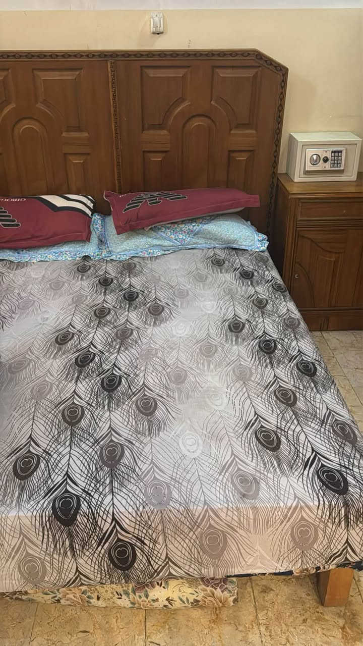سلام عليكم كنتور وجربايه نفرين وياها الدوشك والكومدي الفل والنقل ٧٠٠ وبي مجال
الميز كلش ثكيل ومابي شي نضيف ١٥٠والكرسي مجاني بي مجال مكاني بغداد الصليخ
للاستفسار مراسله واتساب او الاتصال ع هذه الرقم
***********
