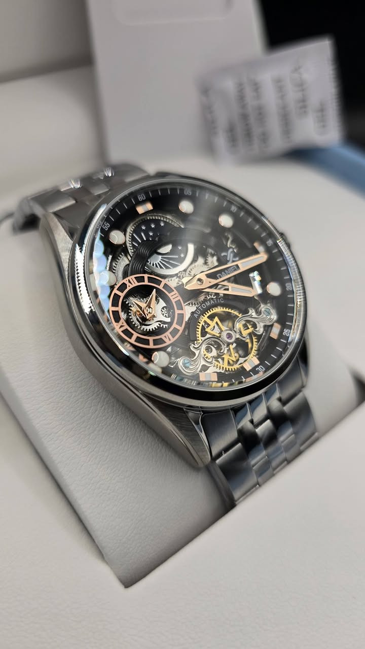 ساعة رجالية أوتوماتيك ماركة Daniel Klein 🔥
⌚ حركة Automatic (بدون بطارية)
⚙️ تصميم Skeleton يبين المكائن الداخلية
🖤 مينا أسود بتفاصيل ذهبي فخم
🛡️ هيكل ستانلس ستيل ثقيل ومحترم
✨ شكل راقي مناسب للبدلات والطلعات 

اصلية شرط السعر جدا مناسب 
مراسلة الصفحة


**إذا كنت صاحب هذا الإعلان وتريد حذفه لأي سبب، رجاءا أرسل رسالة إلى الدعم الفني**