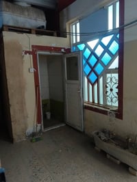 بيت البيع بحي الجامعه  منطقه 28  مساحه 100 متر مسلح طابق ونص  الطابق. ...