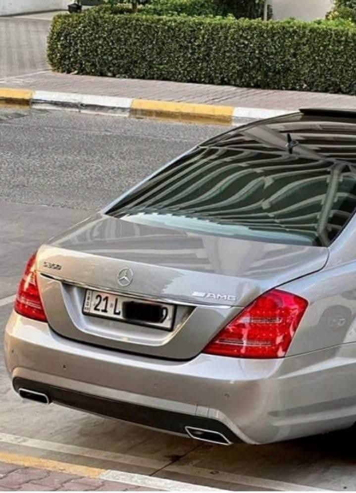 اللي يدور جديد هذا الجديد
مرسيدس S350 موديل 2006 محدث 2013 
لأصحاب الذوق الرفيع والتميز، معشوقة الجماهير اليخت الألماني بحالة ممتازة وجاهزة للاستخدام الفوري.
المواصفات والخصائص:
الفئة: S-Class (W221)
الموديل: 2006 محدثة 2013
المحرك: S350 (6 سلندر، عزم قوي واقتصادي بالوقود)
ماشية 170 الف كيلو متر 
رقم سليمانية بٱسمي سنوي جديدة 
الحجم: لارج (Large) - قاعدة عجلات طويلة (باب طويل) لراحة قصوى للمقاعد الخلفية.
اللون الخارجي: ذهبي ملكي مميز جداً وجذاب.
اللون الداخلي: جلد (بيج/اسود) بحالة جيدة جدا
الإضافات والمميزات:
نظام الستائر: مجهزة بـ 5 بردات (ستارة خلفية كهربائية + 4 ستائر جانبية للأبواب الخلفية والمثلثات) لخصوصية وعزل تام.
فتحة سقف بانوراما 
حساسات أمامية وخلفية (Parktronic).
مقاعد كهربائية مع ميزة الذاكرة (Memory Seats).
نظام ملاحة وشاشة عرض تحكم كاملة.
تكييف مركزي منفصل (ثلاجة)
ويل مايباخ 19 انج
حالة السيارة:
السيارة مسرفسة بالكامل وجاهزة، لا تحتاج لأي مصاريف أساسية.
محرك، گير، وشاصي على الفحص.
بيها صبغ اثر شخوط وتوجد صور تثبت ذلك للمهتمين
مكان السيارة بغداد الغدير
للاستفسار ***********
