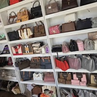 محل اكسسوارات للبيع القطع بسعر الجملة(هدايا حقائب عطور نضارات اكسسوارا...
