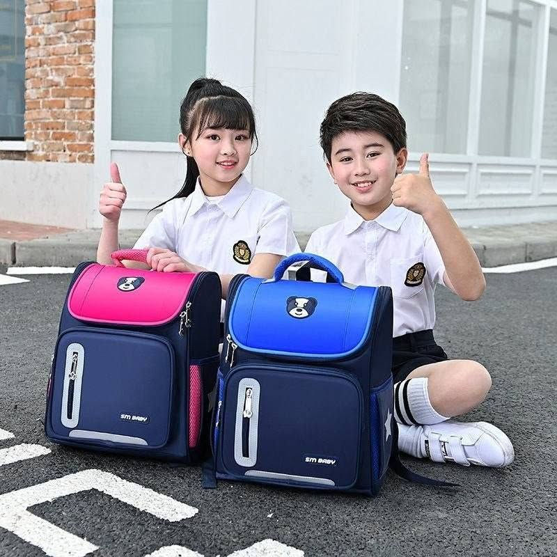 حقيبة ظهر مدرسية أرثوبيدية الباندا للأطفال مضادة للماء للبنين والبنات 🎒

اجعل طفلك يبدأ عامه الدراسي براحة وأناقة مع هذه الحقيبة المدرسية الأرثوبيدية المصممة خصيصاً لتناسب الأطفال في المرحلة الابتدائية. توفر دعماً مثالياً للظهر بفضل تصميمها المريح، مع خامات عالية الجودة ومظهر ممتع للأطفال.

المميزات: ✅
✔️ تصميم أرثوبيدي مريح: يساهم في حماية ظهر الطفل وتحقيق توزيع متوازن للوزن.
✔️ مناسبة للبنين والبنات: تصميم موحد (Unisexe) بنقشة لطيفة من آثار أقدام الحيوانات.
✔️ مقاومة للماء: خامة نايلون قوية ومضادة للماء لحماية المحتوى.
✔️ عملية وسهلة الاستخدام: مزودة بسحاب + قفل للتأمين.
✔️ سعة مثالية: مناسبة للكتب، الأدوات المدرسية، وزجاجة الماء.

تفاصيل الحقيبة🔥
الحجم: 43 × 30 × 15 سم
الوزن: حوالي 0.65 كغ
المادة: نايلون مقاوم
نوع الإغلاق: سحاب +قفل

السعر 15الف
🚘يوجد خدمة توصيل لجميع محافظات العراق ٤ الاف🚘


**إذا كنت صاحب هذا الإعلان وتريد حذفه لأي سبب، رجاءا أرسل رسالة إلى الدعم الفني**
