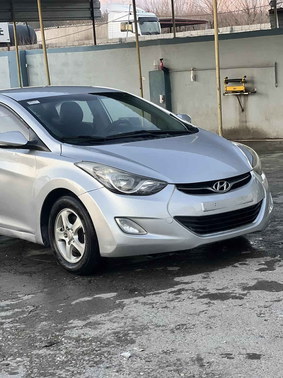 هؤندا ئافانتي دمار٢٠١١
فوله به س سلايت نيه 
ئيكؤيه 
چركه ي تيدانيه 
گيرومكينه به شت رتي ١٠ فيته ر 
توندو به نده چركه ي تيدانيه
براوه يه ي دوبه يه 
سه قفي به شه رته 
هيچي نه گؤراوه
ليدراني نيه هيچ نوكه ده رزي پيوه نيه 
خايسي نيه بني له سه ره وه جوانتره 
شوين قلادزي 
***********
