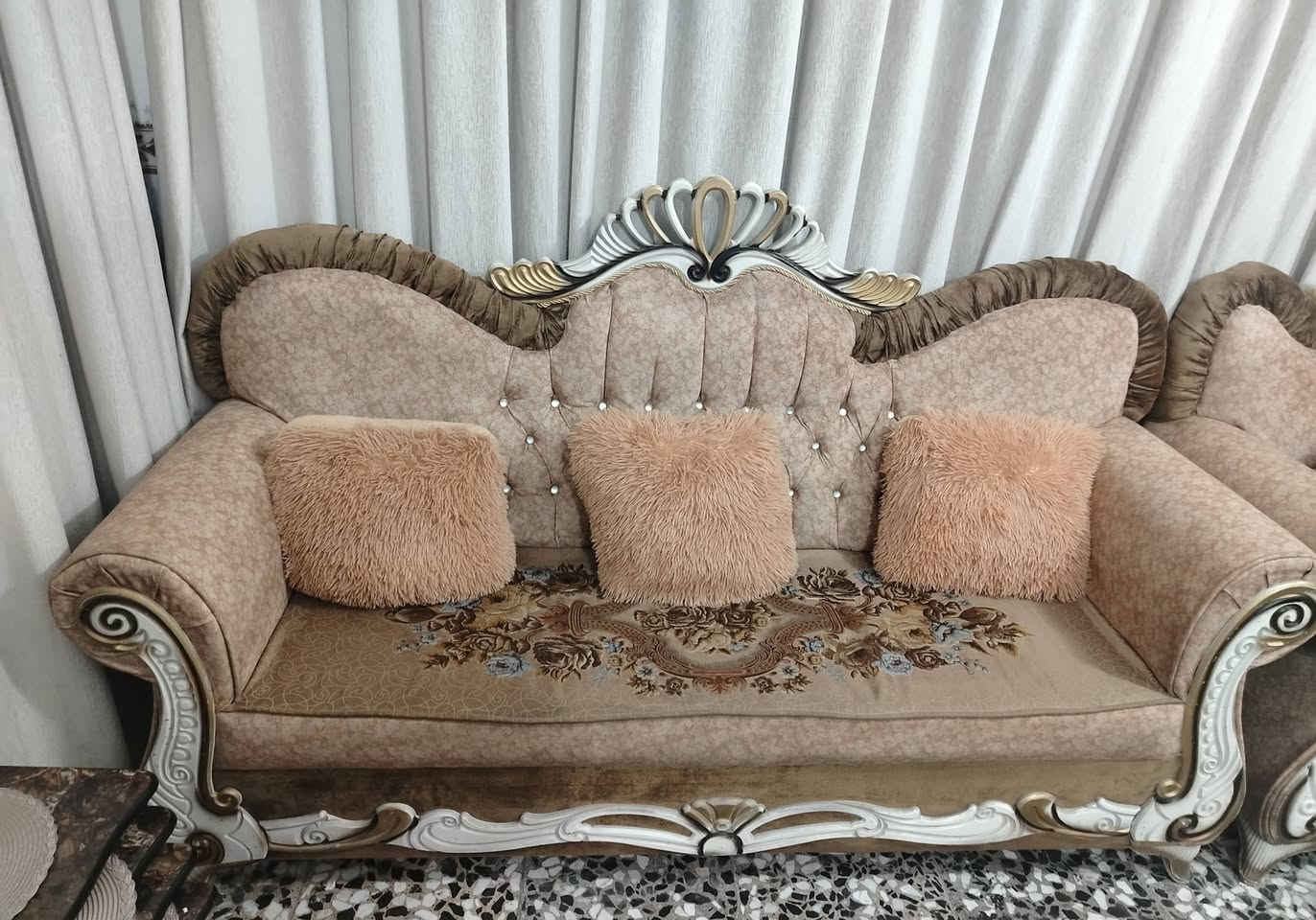 سلام عليكم تخم 8 مقاعد للبيع نظيف جدا ، 2 كراسي وقنفتين ثلاثيه نظيف جدا مابي اي ضرر وياه كوشات هديه سعر 325 وبي مجال مكاني الحريه شارع الدور العريض قرب مصور عيسى للإستفسار ***********.
