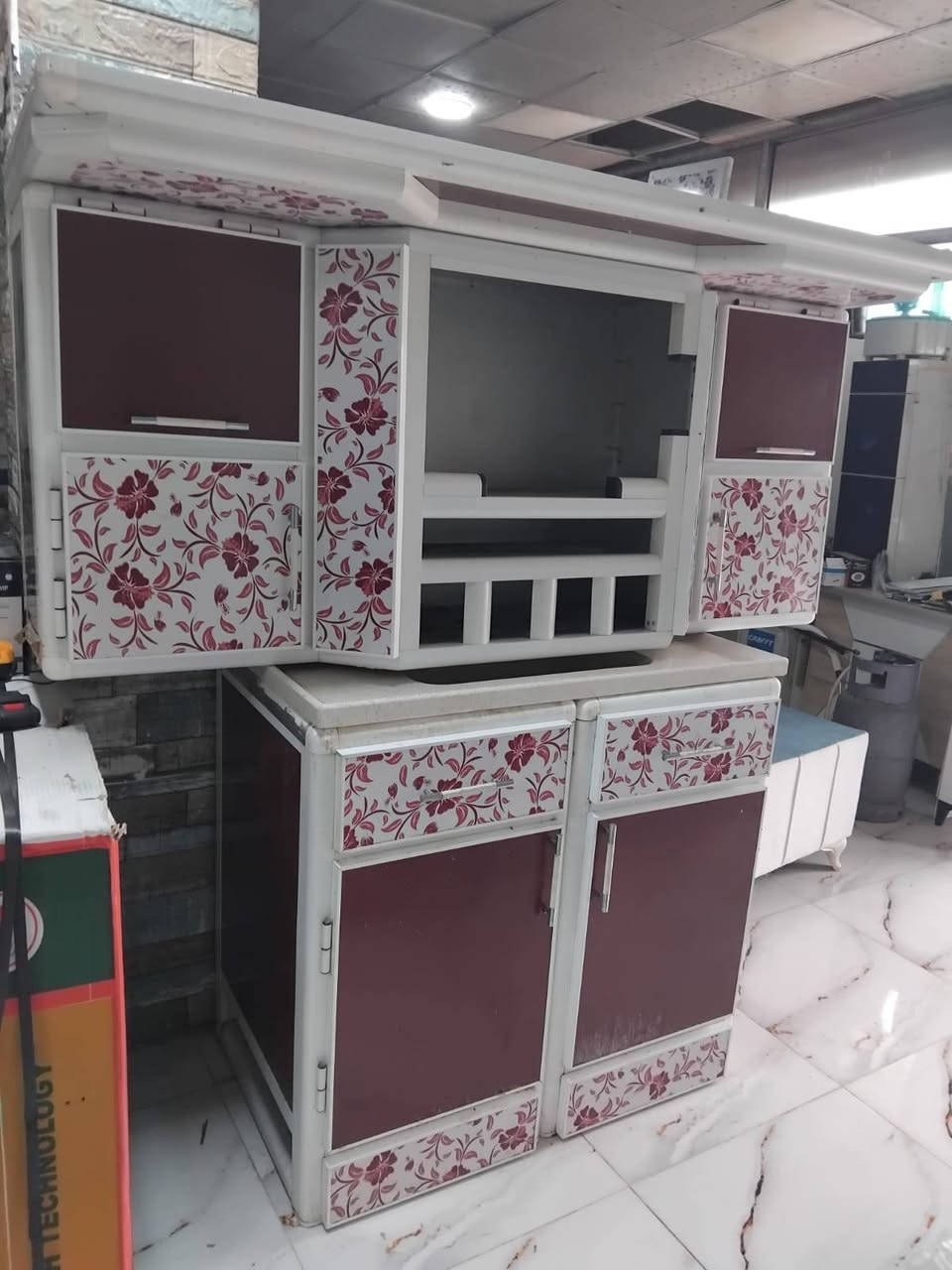 السلام عليكم 
كاونتر فره 3متر سنك متر محلق متر ونص مستخدم نظيف مكان بعقوبه شارع تحرير بهزر مجاور قاعات بيانو مقابيل مستشفى الحياة استفسار ***********
