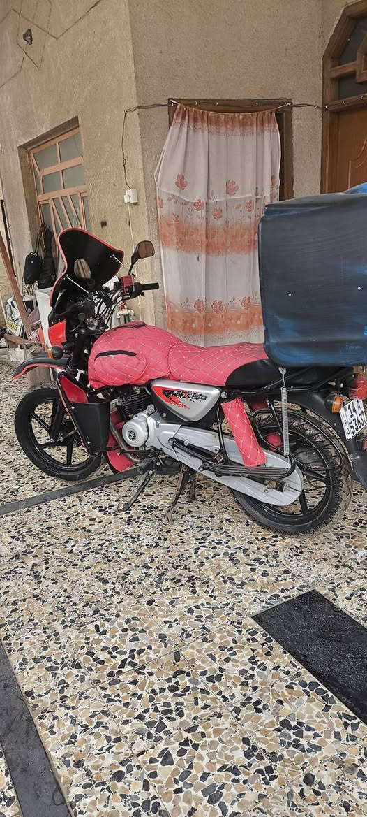 بوكسر موديل 22 مفتوحه  مره وحده يم امجد بلعشار بس مو عندي كفاله عامه كلشي شغال سلف هندر كهربائيات لايت زنون رقم وسنويه لوحات انكليزي لل28  مشتغله سبوعين ويه السيط بس مكان الدراجه بصره شط العرب الكباسي سعرهه مليونين وربع وبيهه
 مجال او مراوس بقفاز مرقم   والشراي يشلع عيوني رقمي *********** البصرة, العراق
