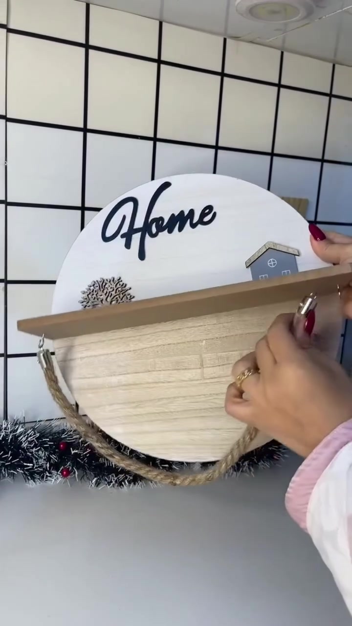 قاعدة كلينس و رف خشبي Home🪵
هذا المنظم الخشبي الجداري مخصص لتعليق كلينكس الرول 
وبنفس الوقت وياه رف ديكور يجنن يضيف لمسة دافئة للمطبخ. 🌸
التصميم مالته كلش نازك وتگدرين تخلين على الرف الفوقاني علب البهارات أو أي شي تحبيه، 
واليد الجوانية مخصصة للكلينكس حتى يبقى نظيف ومرتب وگدام إيدچ. 
قطعة عملية وشكلها "مودرن" تجمع بين الترتيب وبين الديكور الفخم وتخلي مطبخچ كلش مرتب.✨

• 📌 للحجز والطلب 👇
💬 راسلونا على الواتساب: ***********
📩 أو راسلونا على الخاص.
🚚 التوصيل مجانا لكافة المحافظات. 

#مطبخي_الوردي🌸 #العراق🇮🇶 #مطابخ_حديثة #جمال_طبيعي 
#trend
