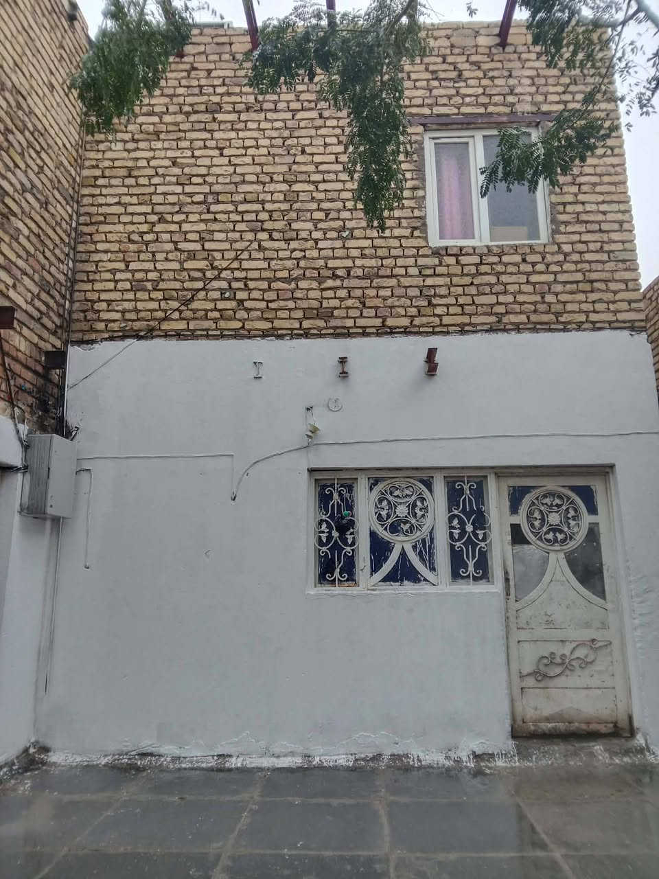 بيت للبيع مساحته ٢٠٠ متر
حي الاسرى 
السقف اعكاده طابقين 

نص بلوك ونص طابوك

3 غرف جوه بالبيت وحده منهن زغيره وكليدور يجمعهن ومطبخ واستقبال وفوك غرفتين حمام داخلي

السعر ٥٥ قابل للتفاوض البسيط 

باقي التفاصيل خاص او الاتصال بالرقم 
***********
