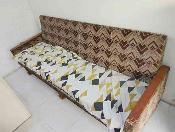 تخم قنفات للبيع اربع كراسي وقنفتين بحاله جيده جدا السعر 50الف الإتصال على الرقم ***********
