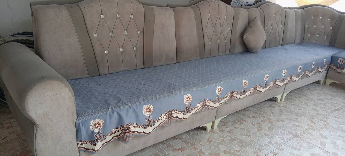 ديوان ٧ونص متر سعره مناسب جداً للتواصل الرقم بي واتساب ***********

