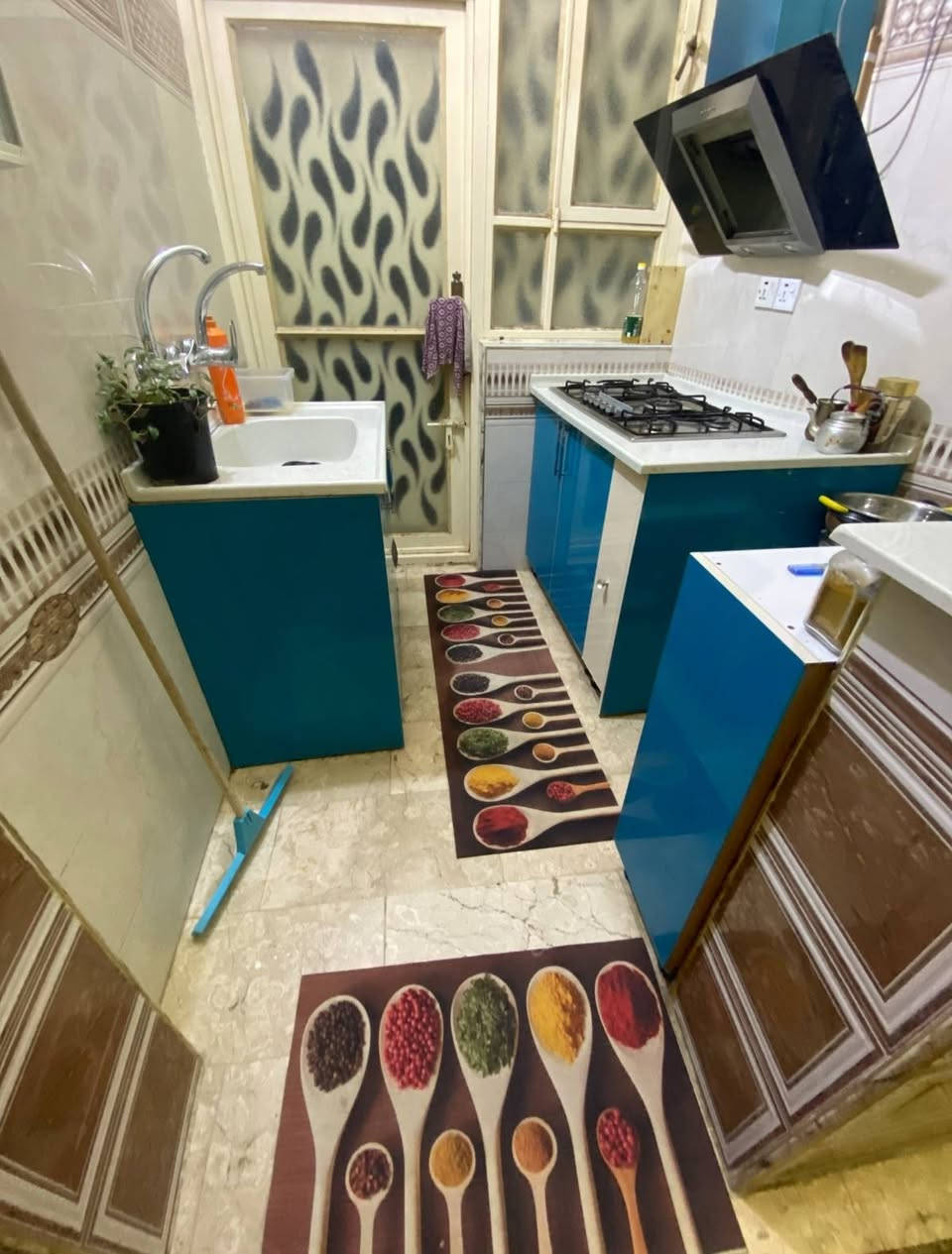 بيت للبيع حي الإطارات موقع مميز جدا على ساحة مقابل مدرسة الشيخ الكليني يبعد 80 م عن شارع الامام علي ابن موسى الرضا ال4 سايدات 
المساحة 200 م  واجهة 10 ونزال 20
طابق واحد سنة البناء 2020 بناء حديث أرضية مرمر
يتكون من مطبخ حار وبارد  (مع الكاونتر تركي hd)
استقبال مع مجمع صحيات
صالة مع مجمع صحيات
2 غرف نوم
2 منور 
 للاستفسار ***********
مباشر مع صاحب العقار
