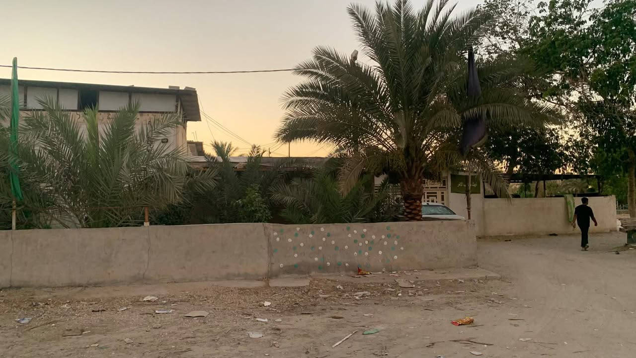 🏡 بيت للبيع أو المراوس في كربلاء - موقع مميز جداً وإطلالة رائعة 🏡
​📍 الموقع:
كربلاء المقدسة - بداية حي البناء الجاهز (مقابيل ملعب كربلاء القديم).
✨ المميزات الخارجية: البيت مطل مباشرة على ساحات فارغة وحدائق حكومية كبيرة، مما يوفر إطلالة شرحة وهواءً نقياً.
​📐 المساحة والتصميم:
​المساحة الإجمالية: 200 متر مربع.
​الواجهة الخارجية: تحتوي على طرمة لراج السيارة، وللبيت 3 أبواب للدخول.
​الحديقة: حديقة خارجية واسعة بداخلها (بير ماء).
​ملحق خارجي مميز: يحتوي البيت على مكتب خارجي بطول 7 أمتار، بالإضافة إلى ترك خارجي طويل جداً ومريح.
​🏗️ التفاصيل الداخلية (البيت طابقين ونص):
​الطابق الأرضي: مضيف كبير جداً + مطبخ كبير مع ترك خاص بالمطبخ + حولي (هول داخلي) + غرفتين نوم + حمام ومرافق.
​الطابق الثاني: غرفة نوم كبيرة جداً + حولي (هول) + حمام ومرافق.
​الطابق الثالث (السطح): سطح كامل مسقف بالـ (تشينكو).
​⚖️ السند القانوني:
​طابو صرف (ملك صرف).
​💰 السعر:
​320 مليون دينار عراقي (وبيه مجال للشراي التكاك).
​🔄 خيار المراوس:
​مستعد للمراوس ببيت زراعي كبير يحتوي على مزرعة أو ما شابه ذلك، ويفضل أن يكون في كربلاء أو قريب منها.
​📸 ملاحظة للمشترين:
​الصور المتوفرة حالياً هي للواجهة والخارج فقط، أما بالنسبة للتفاصيل والديكورات الداخلية، فالأفضل والأنسب تشرفونا بزيارة وتشوفون البيت على أرض الواقع (العين هي الميزان).
​📞 للاستفسار والتواصل:
***********
