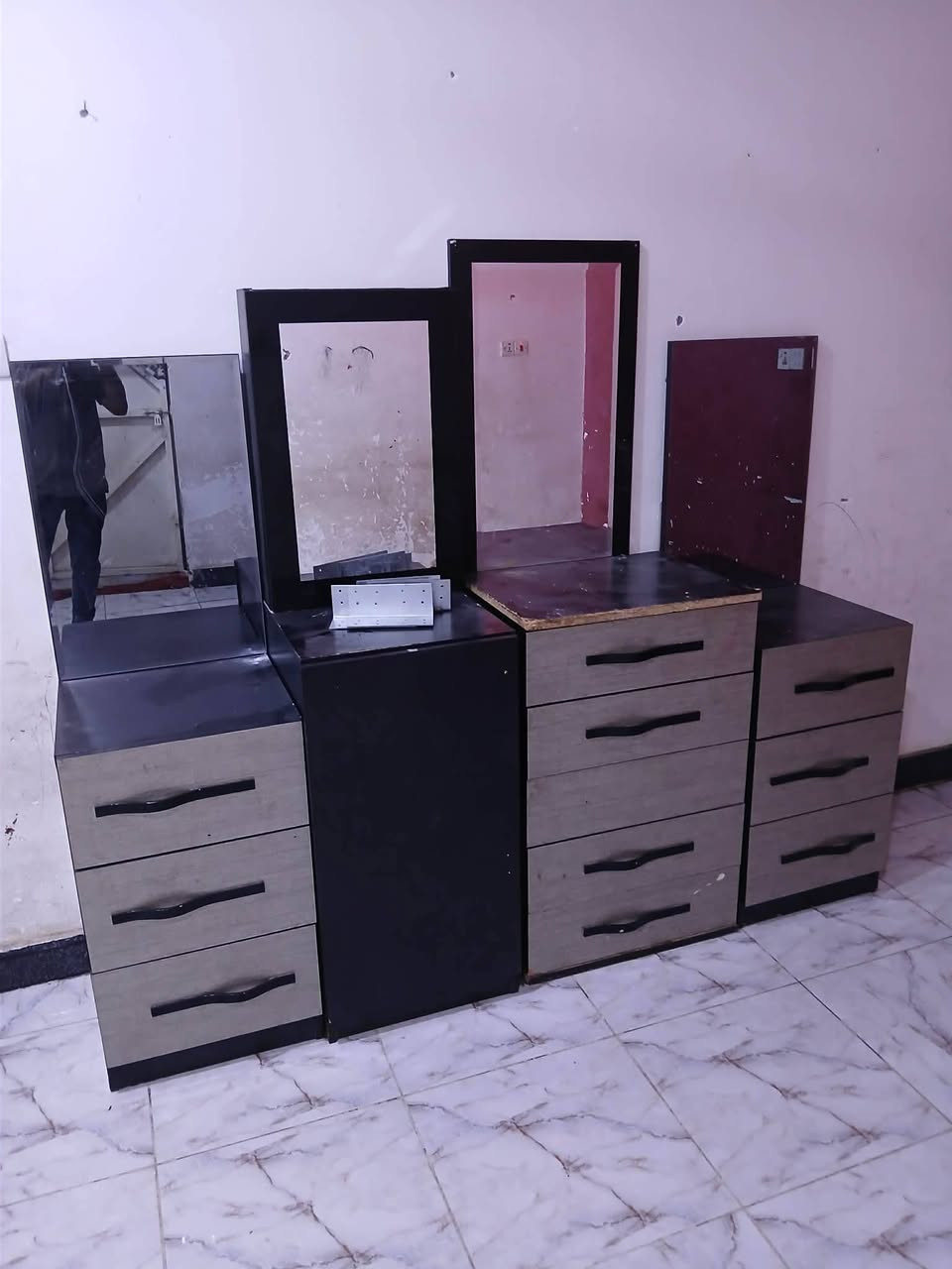 الغرفه . كنتور و سرير  وميز مرايه . و ميز جرارات وكاونتر سنك ٣ أبواب مع طباخ ٤   عيون صغير سعر 300الف العنوان  الجبيله***********
