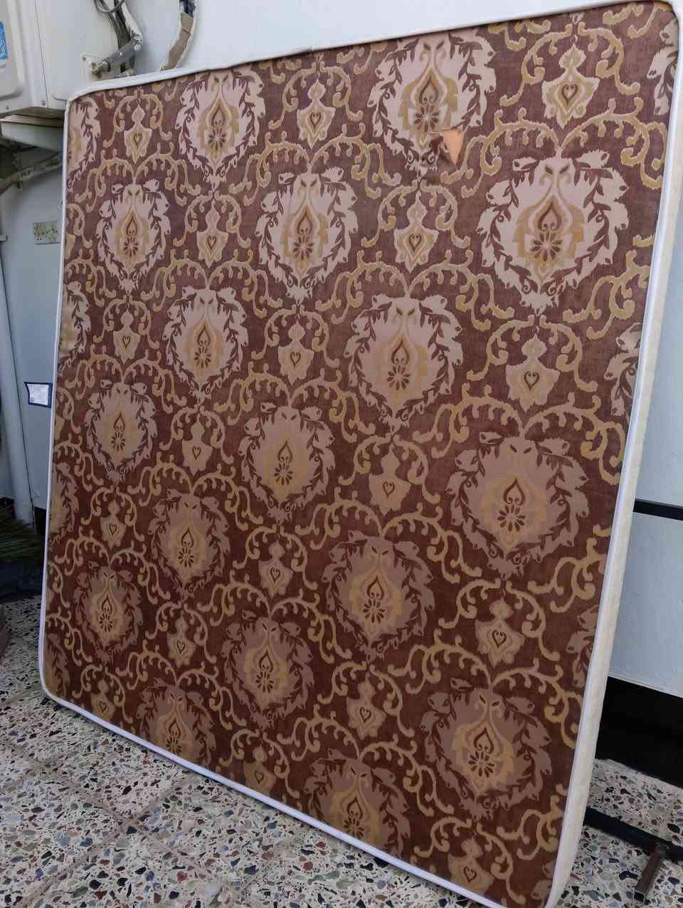 دوشك نضيف كلش للبيع السعر 45 وبيه مجال بسيط اتصال علا الرقم//***********//***********/ مكان فلوجه
