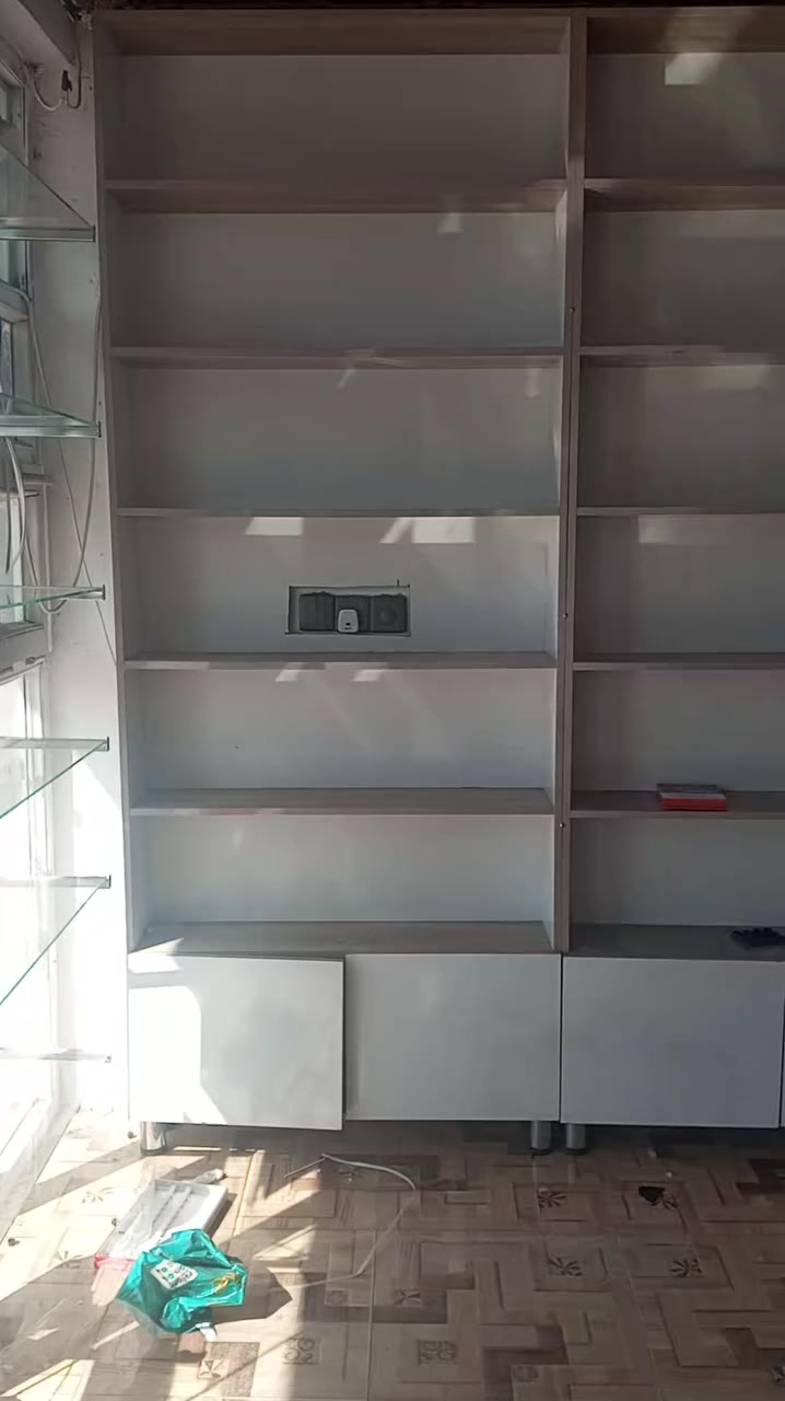 السلام عليكم 
فاترينات مرتبات للبيع سبع قطع الارتفاع مترين والعرض متر والعمق 20 مسخدمات شي قليل مثل مواضحات للاستفسار الاتصال ***********
