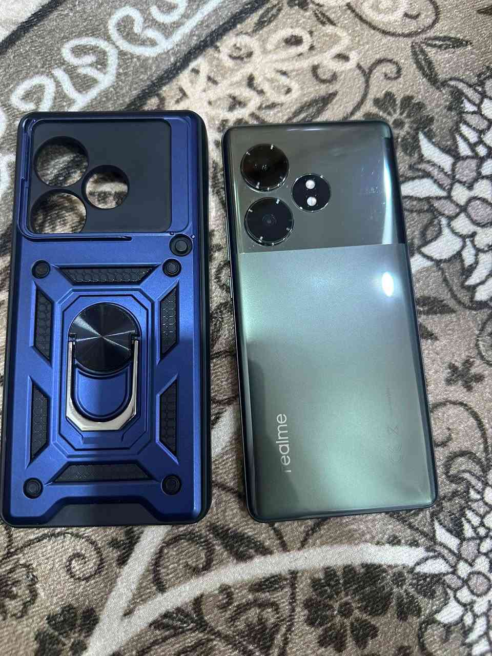 ريلمي جي تي 6 تي • المعالج: Qualcomm Snapdragon 7+ Gen 3 بدقة تصنيع 4 نانومتر (معالج قوي جداً يقدم أداءً قريباً من الفئات الرائدة).
• معالج الرسوميات: Adreno 732.
• الذاكرة العشوائية (RAM):12 جيجابايت (من نوع LPDDR5X).
• ذاكرة التخزين: 512 جيجابايت (UFS 3.5) أو 256 / 512 جيجابايت (من النوع الأسرع UFS 4.0). الهاتف لا يدعم تركيب كارت ذاكرة خارجي.
2. الشاشة
• النوع: LTPO AMOLED بحجم 6.78 بوصة.
• معدل التحديث: 120 هرتز (ديناميكي يتغير من 1 إلى 120 لتوفير الطاقة).
• السطوع: يصل إلى رقم قياسي يبلغ 6000 شمعة (في ذروة السطوع لضمان رؤية ممتازة تحت أشعة الشمس المباشرة).
• الحماية: طبقة زجاج Corning Gorilla Glass Victus 2.
3. الكاميرات
• الكاميرا الخلفية (مزدوجة):
• الرئيسية: 50 ميجابكسل بمستشعر من سوني (Sony LYT-600) تدعم المثبت البصري OIS.
• الزاوية الواسعة: 8 ميجابكسل (Ultra-wide).
• الكاميرا الأمامية: 32 ميجابكسل لعشاق السيلفي.
4. البطارية والشحن
• البطارية: بسعة ضخمة تصل إلى 5500 مللي أمبير.
• سرعة الشحن: يدعم الشحن السريع الخارق بقوة 120 واط (يشحن نصف البطارية في دقائق معدودة).
5. ميزات إضافية
• نظام التشغيل: Android 14 مع واجهة Realme UI 5.0.
• الصوت: سماعات ستيريو مزدوجة (Stereo Speakers).
• مقاومة الماء والغبار: بمعيار IP65 (مقاوم لرزاذ الماء والغبار).
• نظام التبريد: يحتوي على غرفة تبريد بخارية ضخمة لتقليل الحرارة أثناء الألعاب الثقيلة.
هل تفكر في شراء هذا الهاتف وتبحث عن تقييم لأدائه في الألعاب، أم ترغب في مقارنته بهاتف آخر في نفس الفئة السعرية؟ السعر 425 مكاني الديوانيه


**إذا كنت صاحب هذا الإعلان وتريد حذفه لأي سبب، رجاءا أرسل رسالة إلى الدعم الفني**