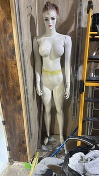 العاب مال ملابس لبيع سعراً قطعه مناسب خمسين وبيه مجال 07809629816