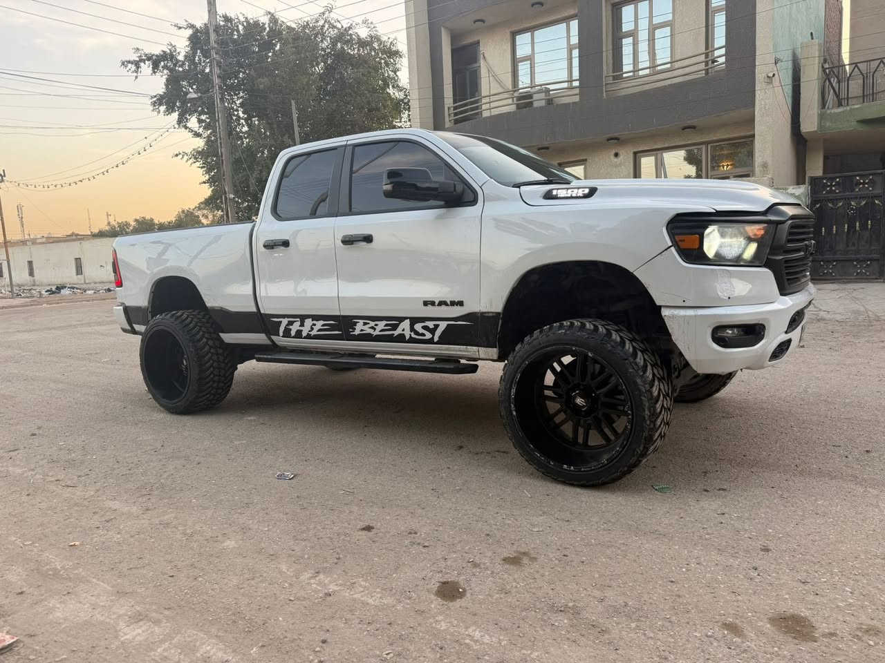 لسلام عليكم
سياره من الرامات العاليه والمميزه ابغداد ❤️
‏DODGE RAM 1500 V8
النوع : دوج رام 
الفئة: بك هورن.
الموديل: 2023.
.
المواصفات الاساسية:
٢- محرك بسعة 5700 سي سي (V8) هيمي🏎💪🏻
٣- المسافة المقطوعة فقط (28 ).
٤- شاشة كبيرة (تيسلا) نَفكَيشن (GPS) مع تحكم كامل في التبريد من خلال الشاشة والعديد من الميزات الاخرى.
٥- كاميرا خلفية دوارة.
٦- تحكم في مقود العجله و في نظام الكروز المخصص للسرعة.
٧- زر التحكم في نظام مانع الانزلاق(التراكشن) و السحب (TOW/HAUL).
.
٩- قطعتين تبريد امامي وخلفي.
١٠- مخارج طاقة و USB.
________________________________
التعديل والاضافات:

🛑امانه الله مصروف عليه اكثر من شده 100 ورقه 🛑

١-السيارة تحتوي على تعديل كامل بالنسبة لنظام التعليق الهوائي (مرفعة 11 انج ) وكما مبين في الصور
٢- ويل تزويد وتاير تزويد امريكي الصنع اصلي، تم اضافته في امريكا
٣- تايرات جبلية امريكية الصنع نوع (COOPER) كما مبين في الصور.
4-دبلات غاز تزويد من شركه رف كانتري سعر الزوج 1000$ 
5-طبلة اعلى تزويد سعر الزوج 12 ورقه 
🛑
السياره بشرط جاهزه لاخر حبه بشرط ولا كلوب بلدشبول مشتغل 🛑
________________________________ 

مكاني بغداد السيدية
***********
***********

السعر 290$

