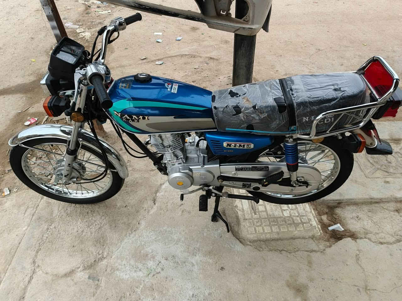 سلام عليكم دراجه للبيع كارتون بمعنه الكلمه كفاله عامه انضف من الصوره مديل 2023 سكنر ما صارله هواي من طالعه سعر 800وبيه مجال ربع ما تصرف عليه وبخدمت الشراي  رقم الاتصال ***********
