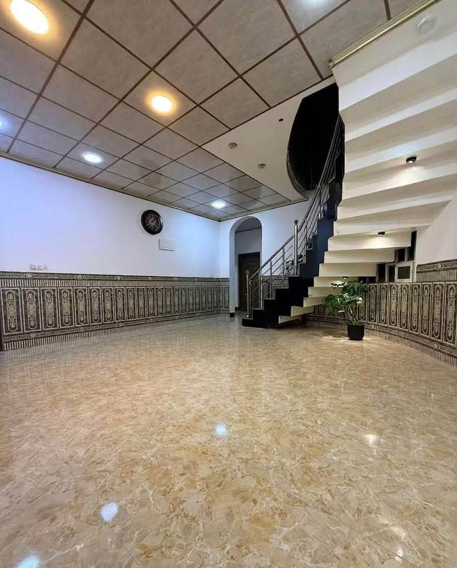 🏡 منزل للبيع | مزارع زيونة – جمعية أم الربيعين

📍 مقابل مديرية المرور

🔹 المساحة: 200م²
🔹 الواجهة: 10م
🔹 البناء: طابق ونصف

✅ 4 غرف واسعة
✅ استقبال واسع + هولين
✅ مطبخ (حار وبارد)
✅ 3 حمامات/تواليت

✨ الطابق الثاني منفذ بشكل ممتاز ويحتاج فقط إلى بعض التشطيبات النهائية، لتكمله حسب ذوقك.

📞 للاستفسار والمعاينة:
***********
***********

نعرض العقار كما هو… والقرار إلك.
