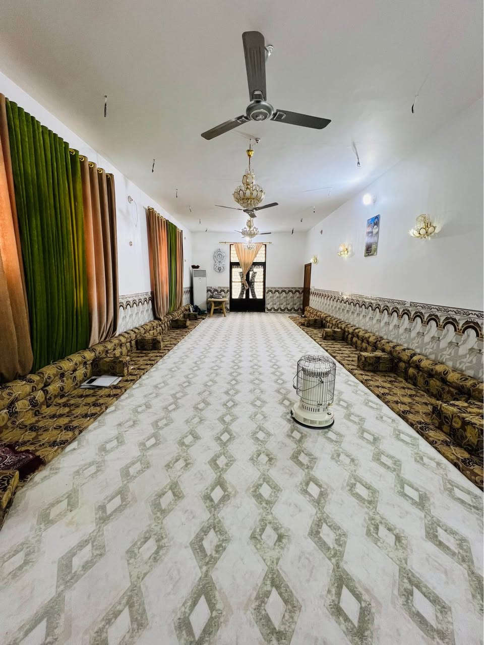 دونم طابو زراعي سند 25 
على طريق الزوار (طريق كربلاء طويريج) قرب عمود 268
الدونم مخدوم جداً ويحتوي على عدد كبير من النخيل 

يحتوي على دار بمساحة 400 متر تقريباً 
الحديقة الأمامية بمساحة 400 متر وأكثر 
الإستقبال 12 متر في 5
وصالة كبيرة 8 متر في 6
ومطبخ 6 متر في 5 
وغرف نوم عدد 2 ،  5 متر في 4 (غرفة سويت) 
ومجمع صحي 
الأرضية بورسلين درجة أولى 
كذلك توجد صحيات خارجية للزوار عدد 3

علماً ان الدونم ييعد عن الشارع الرئيسي (طويريج كربلاء) مسافة كيلو و200 متر تقريباً (الشارع تبليط)، وعن التبليط الفرعي مسافة 60 متر تقريباً . 
له طريقين .. الاول من قناة كربلاء والثاني من طريق كربلاء طويريج 

للإستفسار الإتصال على الرقم 
*********** كربلاء, العراق
