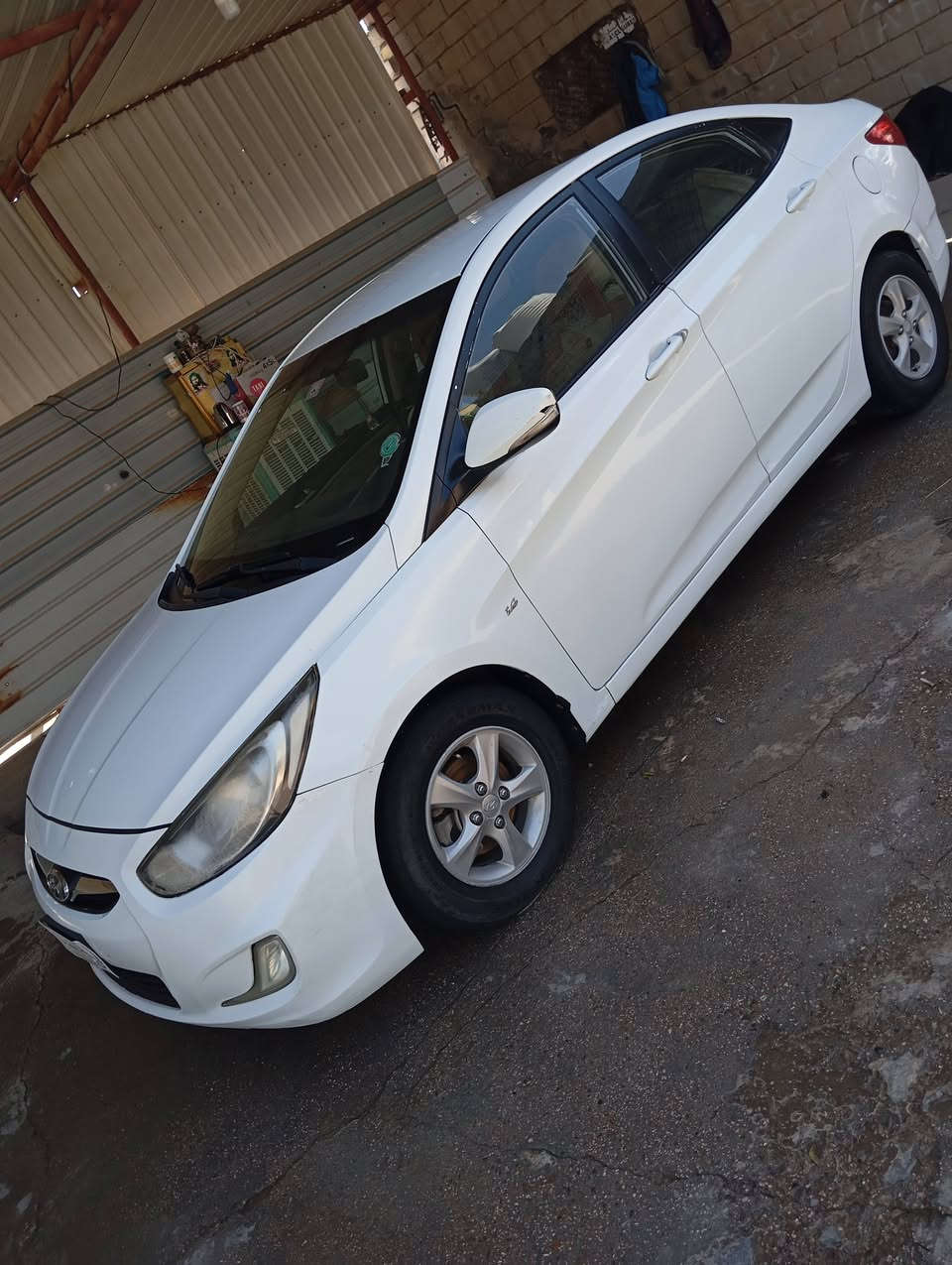 السلام عليكم 
اكسنت للبيع موديل 13 رقم نجف بسمي 
مواصفات عاديه 
تحكم 
اشاير مري 
مكينه 1600
قطرتين 
تبريد ثلج 
كير ومكينه مكفول 
بيه صبغ مكانات قليله بالباب والدور الجاملغ والدوسه تكم شواثي لغود قماره كله مكفول فقط صبغ قليل 
مكان السياره بابل الكفل 
***********
