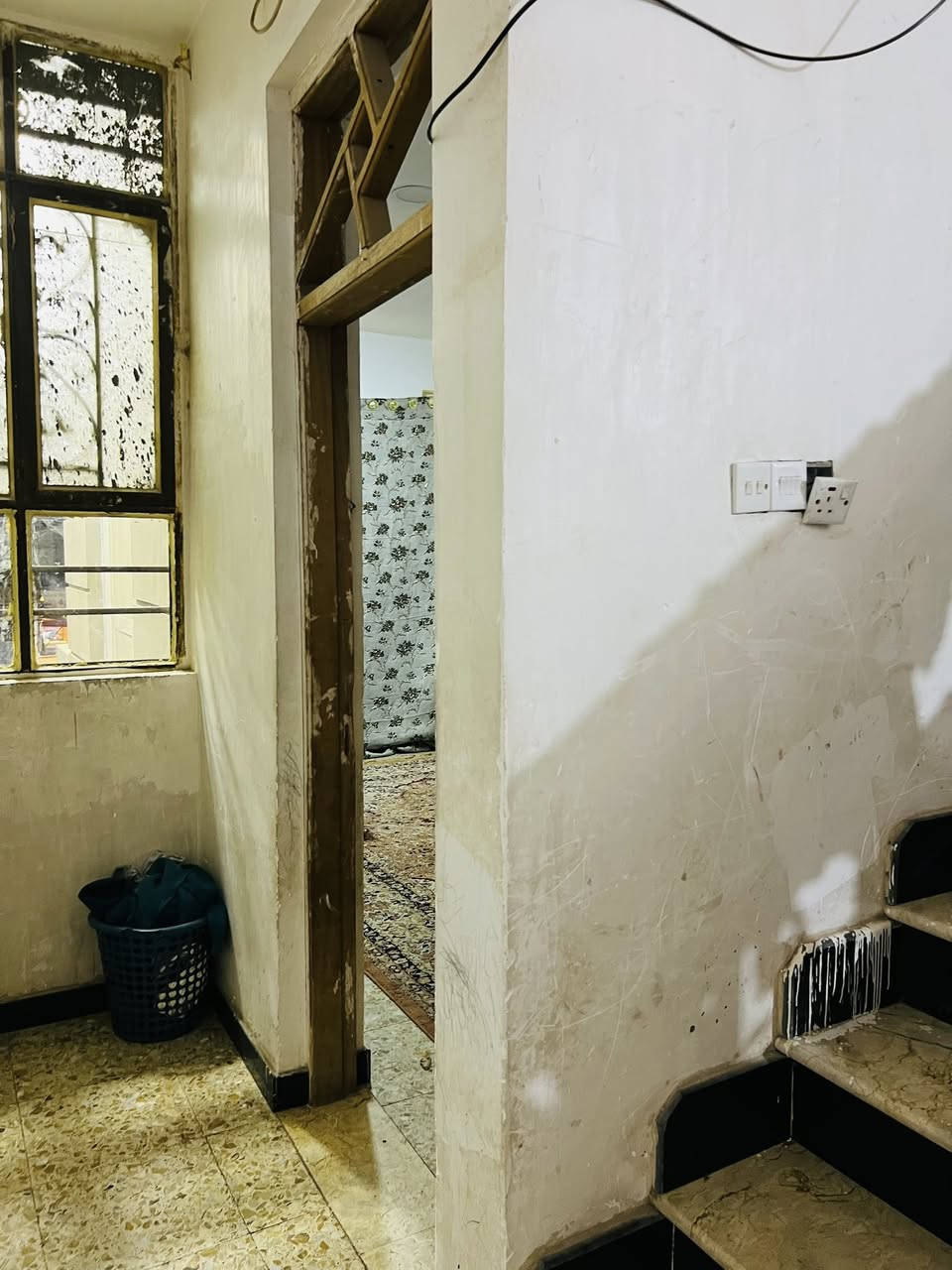 سلام عليكم بيت بالعبيدي شارع 20بيت يحتوي علة 4غرف نوم +3حمامات بيت بي محل مساحة 120 واقع حال أبيع 100  موقعه على الشارع العام زراعي رقم الهاتف ***********
