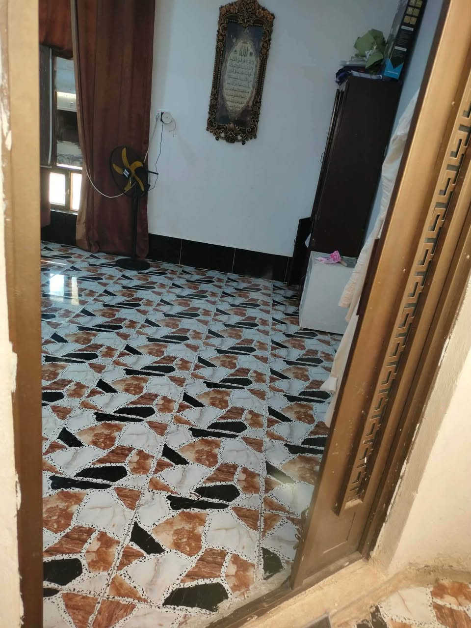 مشتمل للبيع مساحه 150 م في منطقه ال8000 طابقين معزول درج خارجي مؤجر الارضي والثاني مسكون موقع ممتاز على شارع 20الي مجاور شارع 30 قرب الوقف السني الجديد بناء بلوك مسحوب عليه قرض صندوق الاسكان 36مليون  باقي 30 مليون 
مكتب السندباد_عامرية الصمود 
***********
