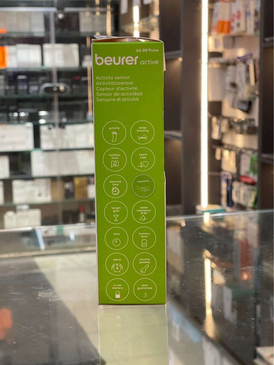 ئەم ئامێرەی لە وێنەکەدا دەردەکەوێت بریتییە لە Beurer AS 99 Pulse، کە هەستەوەرێکی چالاکییە (Activity Sensor) بۆ چاودێریکردنی جوڵەی ڕۆژانە و لێدانی دڵ دیزاین کراوە.

تایبەتمەندییە سەرەکییەکان:

 * پێوانەکردنی چالاکی: چاودێری هەموو هەنگاو و جوڵەیەکی ڕۆژانەت دەکات.

 * پێوانەکردنی لێدانی دڵ: هەستەوەرێکی تێدایە بۆ پیشاندانی لێدانی دڵ بە شێوەی ڕاستەوخۆ (وەک لە وێنەکەدا دیارە: 65 BPM LIVE).

 * پەیوەستکردن: لە ڕێگەی Bluetoothـەوە پەیوەست دەبێت بە مۆبایلەکەتەوە.

 * بەرنامەی تایبەت: کاردەکات لەگەڵ ئەپڵیکەیشنی beurer HealthManager بۆ ئەوەی بتوانیت زانیارییەکانت لەسەر مۆبایلەکەت ببینی و بەڕێوەیان ببەیت.

 * دروستکراوی: لەسەر کارتۆنەکە ئاماژە بەوە کراوە کە "ئەندازیاریی ئەڵمانییە" (German Engineering).
شێواز و دیزاین:

 * شاشەیەکی دیجیتاڵی باریکی هەیە کە لەناو قایشێکی ڕەشی دەستدا جێگیر کراوە.

 * زانیارییە گرنگەکانی وەک لێدانی دڵ و ئاستی چالاکی لەسەر شاشەکە نیشان دەدات. أربيل, العراق


**إذا كنت صاحب هذا الإعلان وتريد حذفه لأي سبب، رجاءا أرسل رسالة إلى الدعم الفني**