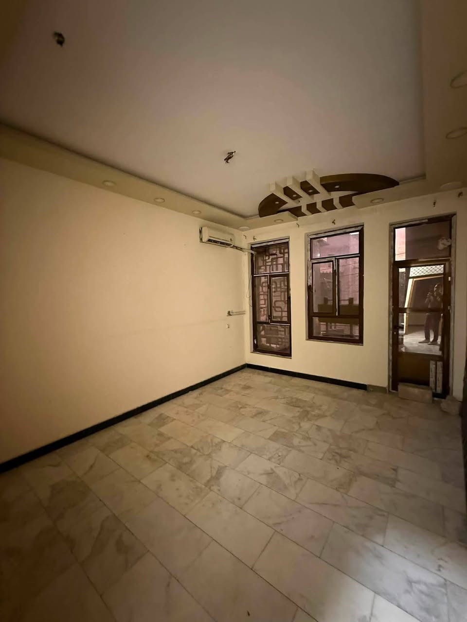 🏡 بيت للإيجار في السيدية 🌟
​📐 المساحة: 50 متر
🛏️ التفاصيل: 3 غرف نوم + صالة + خدمات
📞 للتواصل: ***********
