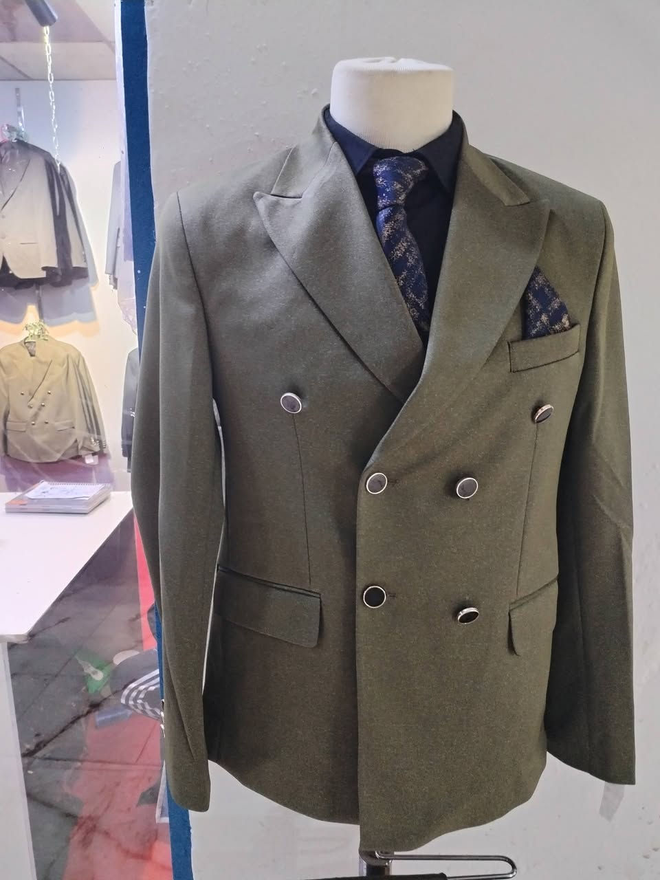 متوفر قوط العرسان ولطلاب التخرج جميع القياسات والاوان اليجار و للبيع كلو ما ملبوس يعني جديد العنوان القيصريه القديمه مجاور دكتوره وفاء (ازياء ماهر المرسومي) او هاذه رقمي الستفسار ***********
