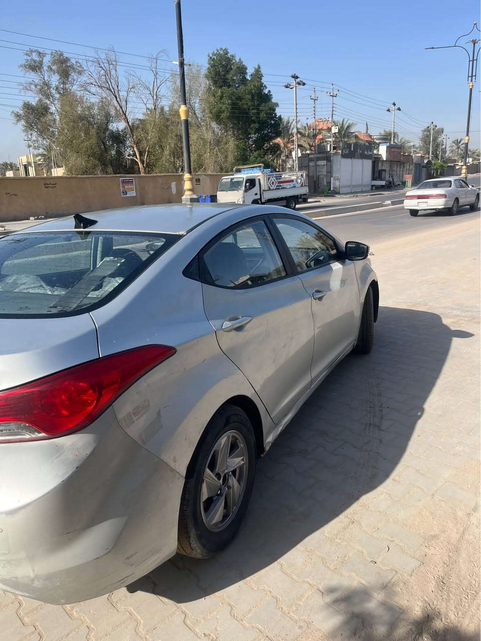 السلام عليكم هونداي افانتي مديل 2012 السياره وارد كوري يعني ما اكفلك البدي من الصبغ السياره بيها طخه بسيطه بالبنيد اكفلك الشواصي والعيب الشرعي و اصوليات السياره مكينتها توها مجفته تجفيت مضبوط وكير مالتها نعمه من الله وحداديه اماميه جديده وتايرات جدد هستوني شادهن حتى السبير جديد وسياره توها صاعده هزه يعني معاملتها ما تعبك من داور بس تحول باسمك 
السياره بيها حساسات 4خلفيه 
وكامراه اماميه وخلفيه 
وشاشه بالمرايه الوسطيه تعرض الك نضام كار بلي واندرويد اوتو
وتحكم بالستيرن
ونضامين قياده ECO و نورمل 
السعر 87 وبي مجال للشراي 
*********** البصرة, العراق
