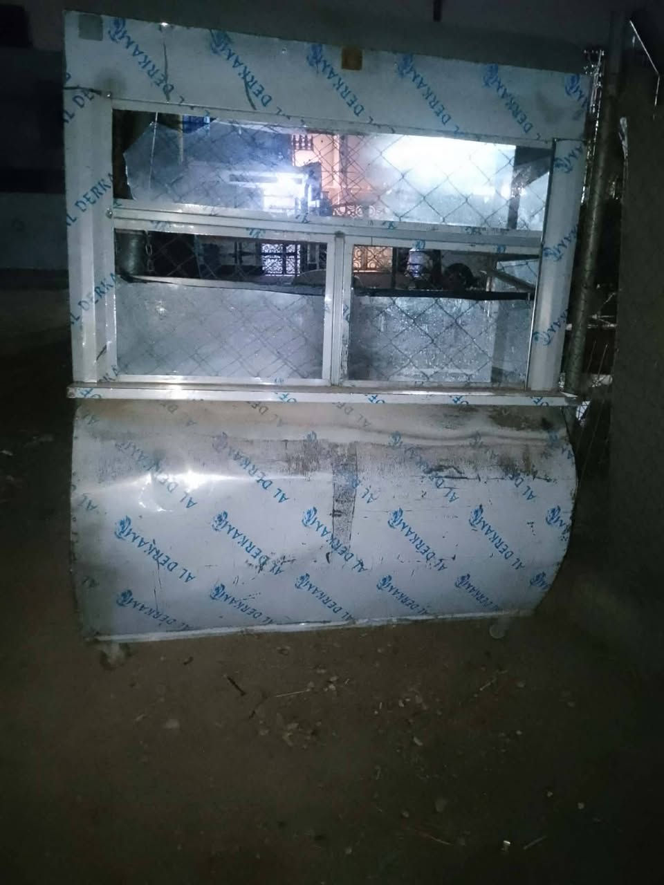 السلام عليكم الشوايه للبيع مال الهمبركر مكان بغداد الخطيب قرب مطعم سيد باسم  السعر 150بيه مجال  رقم لاتصال ***********
