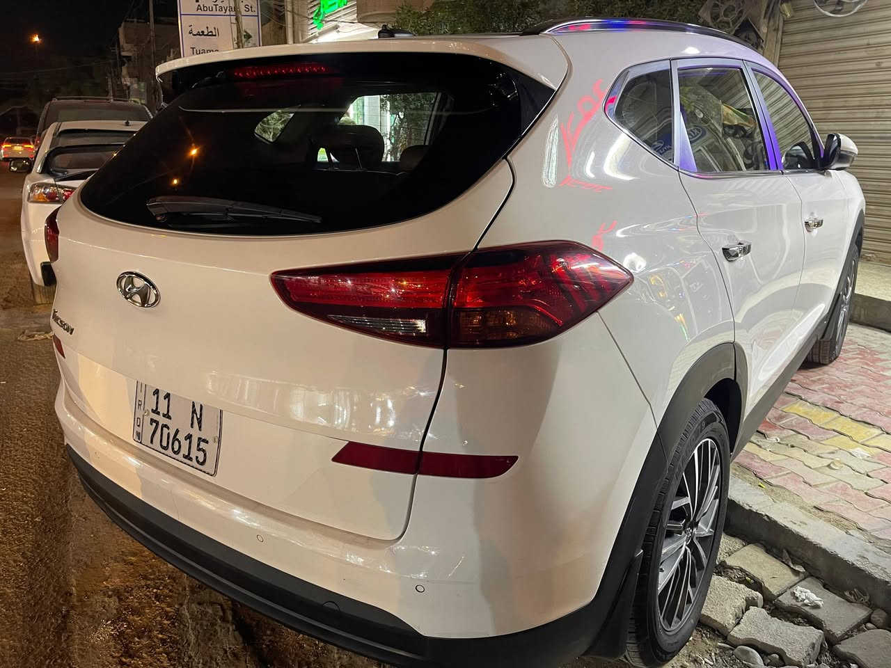 توكسان موديل 21 خلجي فول مواصفات رقم بغداد جديد محرك 2000
فتحه
 بصمه 
داخل جلد
 اعلى فئه بلتوكسان 
مكينه كير مكفوله
 تخم تاير جديد 
حداديه جديده هزه جديده
 ماشيه 90 الف 
بيها 3 مكانات بارد بسيط
 مكان بغداد السعر 195$
رقم الهاتف ***********
