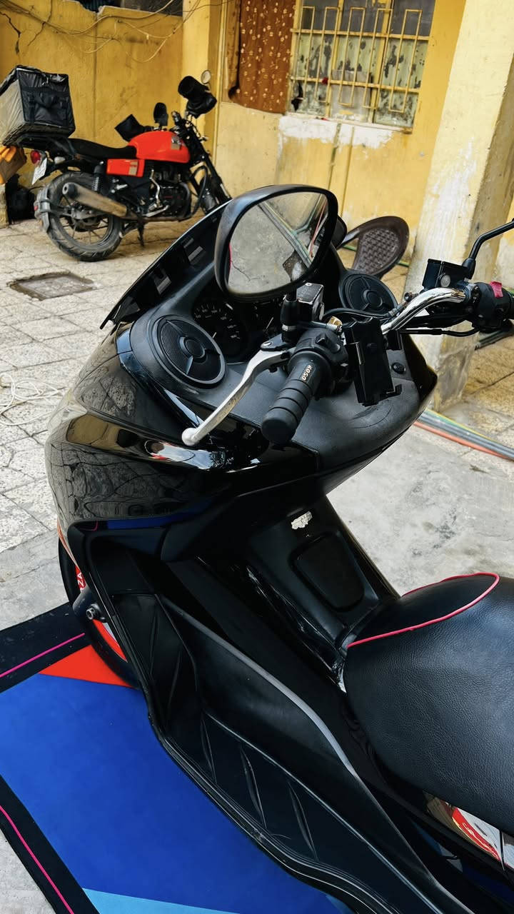 سلام عليكم للبيع 10/0 عميه بلاد دراجه شرط بعده بوضع الشركه #رمبه لون اسود ملكي👑 مكان بغداد الحسينيه الراغب بشراء يتصل او يراسل واتساب ***********
