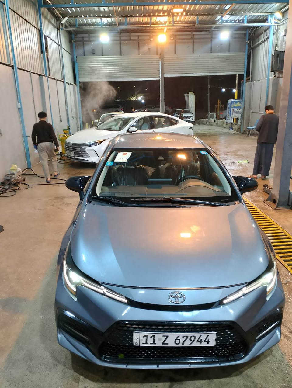 السلام عليكم 
 السعر 115 بيه مجال قليل كلش 
اقره تفاصيل سياره كامل حتى تفتهم شبيه سياره 
كورلا 2022 هايبرد رقم بغداد دولي هزه وسنويه وارقام جدد باسمي شخصيا
حادث سياره جاملغ وبنيد يسره وجاملغ خلفي يسره 

ملاحظة 
(تبديل ربع الأول من شاصي اليسره نفس لون) 
لغود مكفوله شاصي الايمن فقط تعديل بدون معجون ولا لحيم 
تكم داخليه تكم خارجيه وقماره مكفوله
 
ابيع صبغ حزام بس هيه مو حزام 
السيارة جديدة بعده 
كير ومكينه وصدر وتبريد مكفولات 
المواصفات 
بصمه
شاشه جبيره وكامره خلفيه 
ورادار امامي وتحديد مسار وتوقف ذاتي 
لايت زنون ولدات اماميه 
تخم تاير ويل كب جديد
سياره جاهزه مابيه نقص 
مكانه بغداد الدوره 
115 وبيها مجال بسيط
*********** بغداد, العراق
