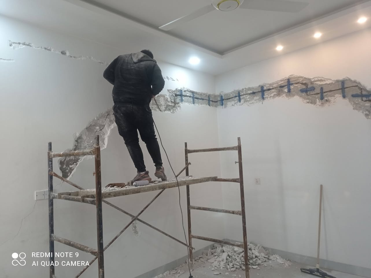 تعبت من شقوق الجدران التي تشوه منظر البيت لاتشيل هم
احنا نرجع الحائط مثل اول واحسن بخبرة وكفاءة عاليةبااستخدام افضل المواد والمعجون المخصص نعالج الفطر والشرك من الجذور ونرجعلك الجدار ناعم وانيق وجديد
✅دقه بالمواعيد 
✅نظافه واحتراف
✅ضمان بالشغل
باادارة عماد ال احمد تصليح ومعالجه كافه الدور من الدوس والفطر والشرك
استفسار اكثر اتصال 👇
***********
***********واتساب
