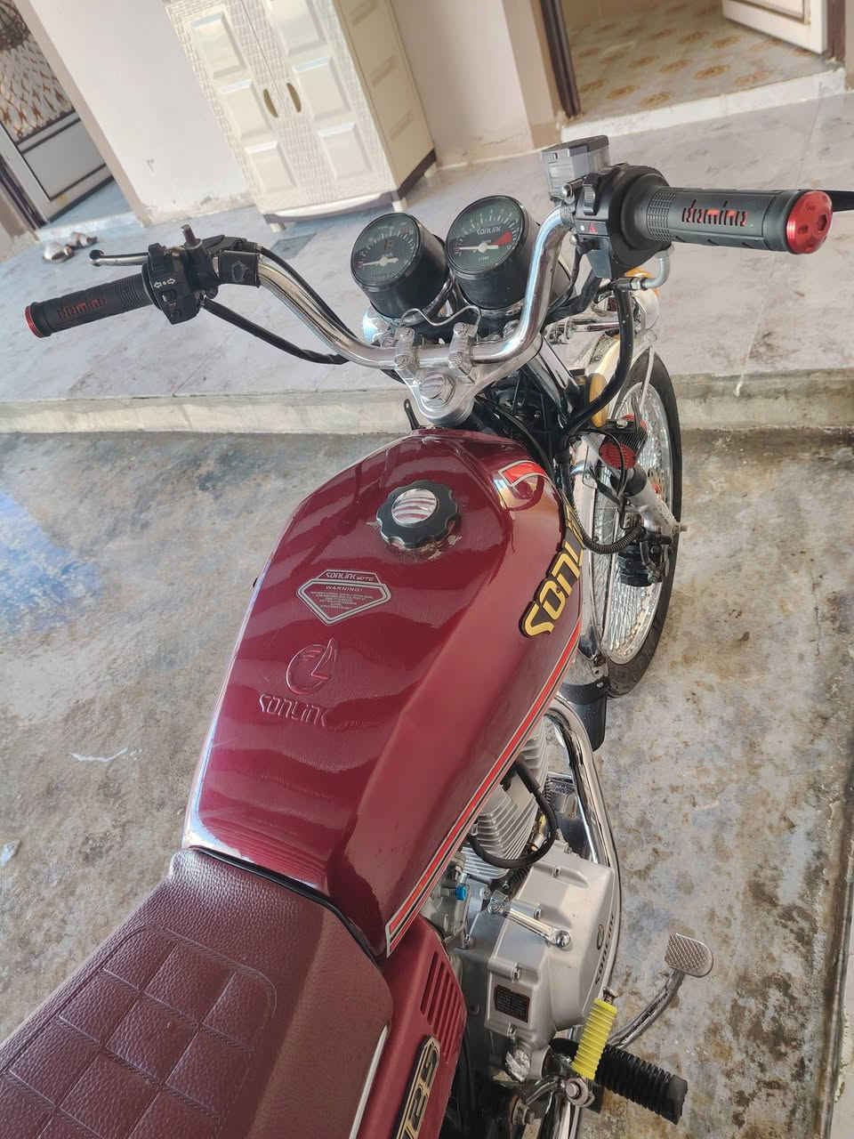 سلام عليكم    دراجة للبيع
سولنك 2023 مكينة ما مفتوحة نضافة كدام العين وضع شركة واحلة من الصور منفيس موجود اوراق موجودة
سعر 650 رجاء الموشراي لا يجي 
***********
