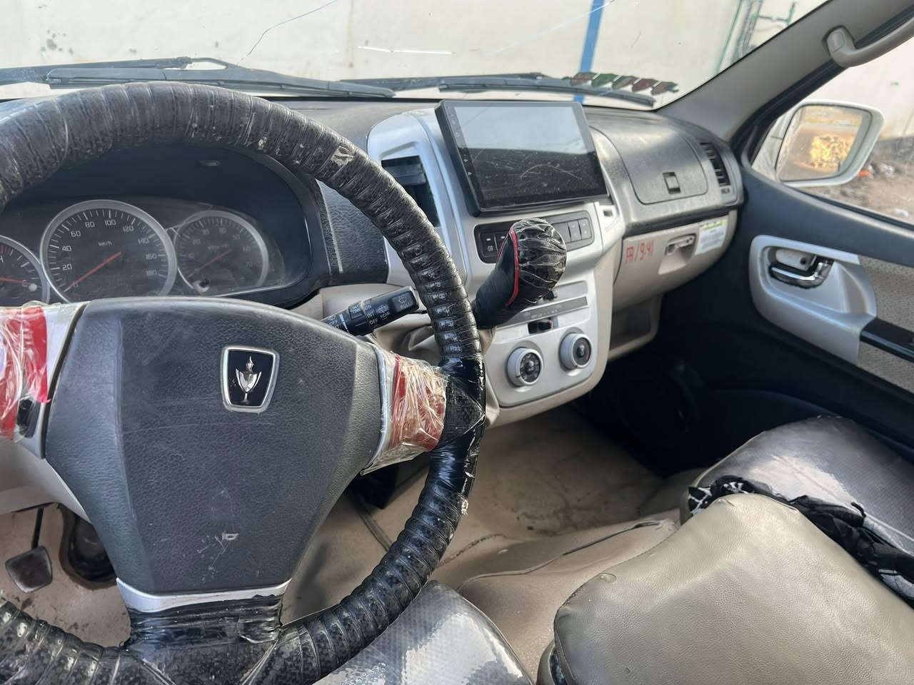 سلام عليكم جنبي فتون موديل 2014 مكفوله كفاله عامه سعر 80 وبيها مجال تواصل ع رقم ***********
