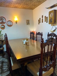 ميز طعام للبيع الطول 3 متر العرض 1.5 متر 7 كراسي 07881000103