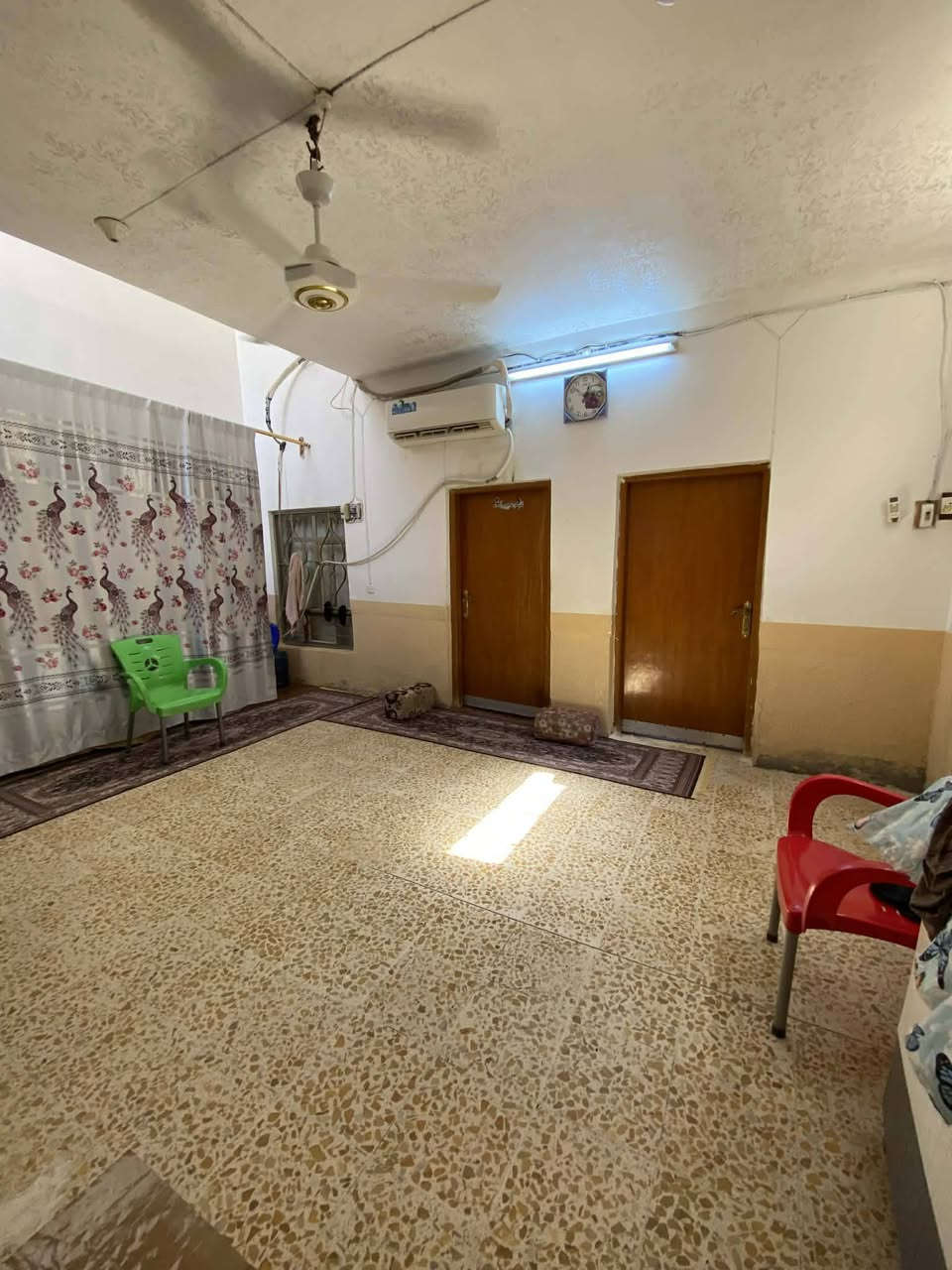 السلام عليكم بيت للبيع مقابل الملعب القديم مباشرتآ مساحة البيت 125 ،غرفتين كبار ٤x٥وصاله ومطبخ واستقبال وصحيات للاستفسار 
***********
