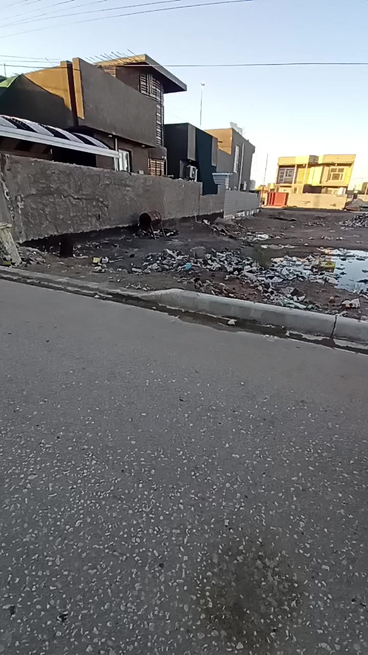 السلام عليكم قطعة أرض للبيع قريبة جدا عن مهدي الخزعلي نفس الشارع مميزات القطعه ... تبعد عن الشارع 70م عن شارع بغداد حله عرض الشارع عشره متر. مع تبليط و ارصفه منضمه وسواقي تصريف أمطار مع ماء اساله ومسحوبله صوند الكهرباء ثريفيز بنفس الشارع المساحه 120 م السعر28 وبي مجال قليل اي ستفسار اتصال  علئ رقم ***********    ***********
