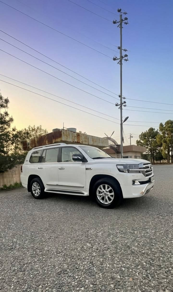 🚗🔥 للبيع: لاند كروز GXR – جيهان وايت إديشن 🔥🚗
✔️ المكان : اربيل 
✔️ الممشى: 175,000 كم  
✔️ رقم أربيل  
✔️ هزّة وفحص شرط التحويل  
✔️ السيارة بحالة جيدة 👍  
✔️ بيها بارد بالهلال مال الباب الخلفي (ملاحظة بسيطة)  

💰 السعر: 460 $ ورقه  (قابل للتفاوض البسيط)  

 ☎️ للتواصل على هذا الرقم : ***********
